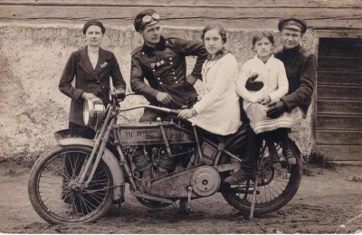 Георгиевский кавалер на Harley Davidson 450.jpg