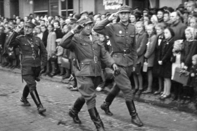 (4) Парад в Войске Польском, г. Остров, 1945г..jpg