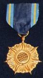 Distinguished public service.Медаль за выдающиеся общественные заслуги ,высшая награда NASA для гражданских лиц.Учреждена в 1969 г.
