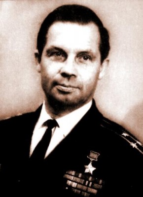 капитан 1 ранга ГУЛЯЕВ.И.И. -2 командир в походе.jpg