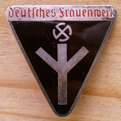 81) Deutsche Frauenwerk Badge.jpg