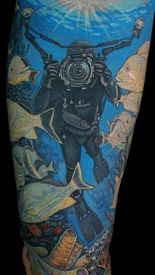 underwater-photographer-tattoo-by-deano-cook1.jpg