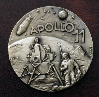 Apollo-11_medal_a.jpg