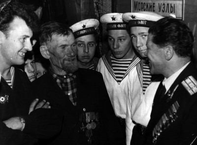 iИВАН ШУТОВ с  моряками....jpg