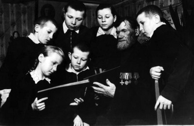 iИВАН ШУТОВ с внуками...jpg