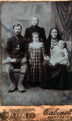 iИВАН ШУТОВ -ВАРЯЖЕЦ-семейное фото.1911год..jpg