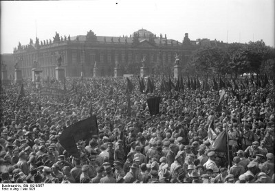 Слет Союза красных фронтовиков (Рот-Фронт). 1928 год в Германии Bundesarchiv_Bild_102-05977,_Berlin,_Pfingstreffen_derс_Rot-Front-Kämpfer.jpg